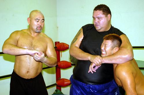 2005年、武藤敬司（左）からヘッドロックを伝授される曙さん