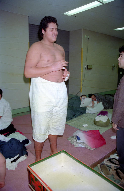 88年3月、前相撲初日、白星デビューで笑顔の東関部屋の大海、のちの曙太郎さん（1988年3月14日）