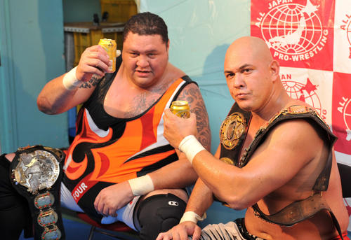 2010年10月24日、全日本横浜大会に出場した曙さん（左）