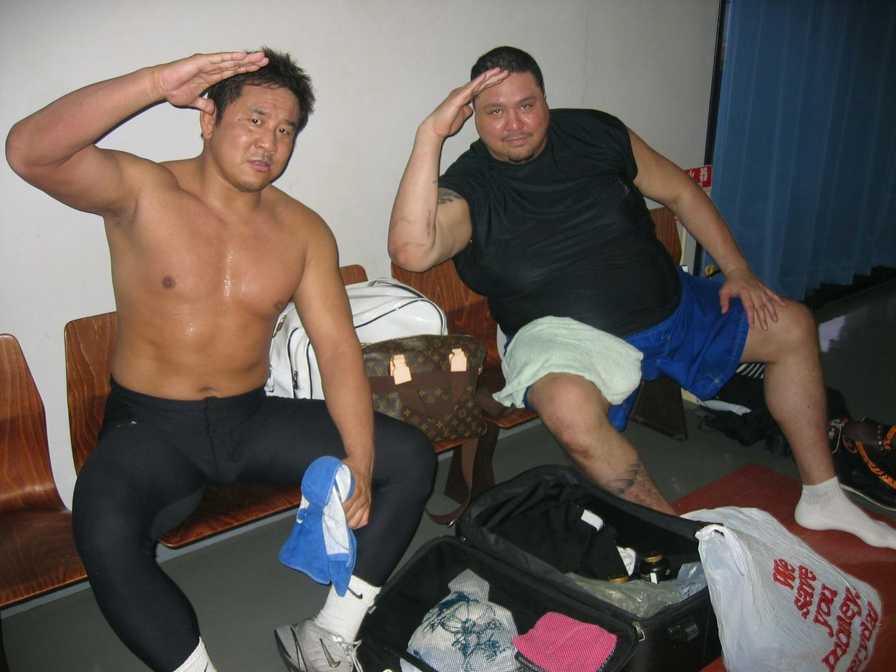 06年6月　3カ月ぶりに新日本に参戦した曙太郎さん（右）は控室で永田裕志と敬礼ポーズ