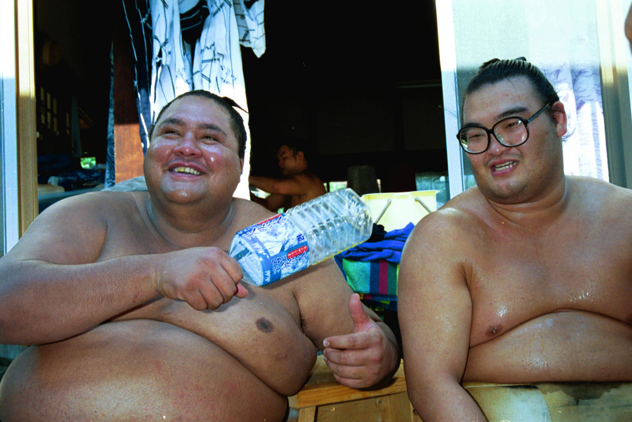00年7月、高見盛（右）と笑顔で話す曙さん