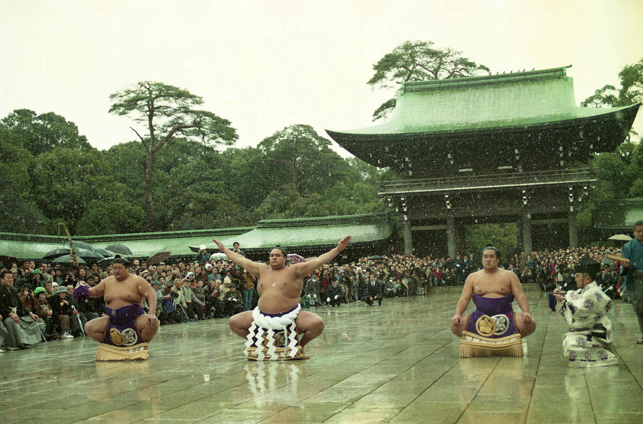 史上初の外国人横綱、64代横綱曙の雲竜型土俵入り、露払い鬼雷砲（右）、太刀持ち水戸泉（左）、行司28代木村庄之助＝1993年1月28日