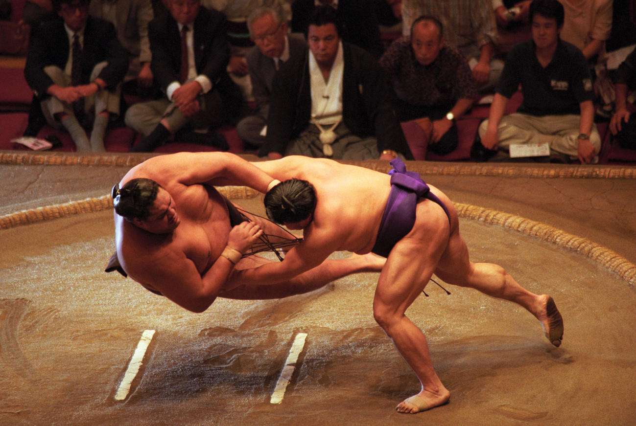 貴乃花の敗戦を目前にした若乃花（右）は、おっつけで曙さんの巨体を浮かすと豪快に押し倒し土俵にたたきつける（1998年9月撮影）