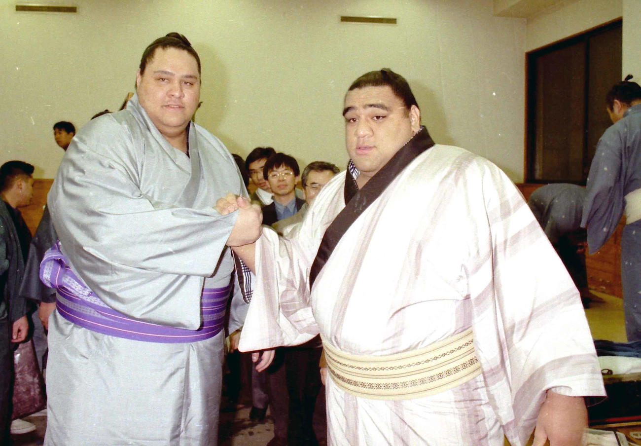 武蔵丸（右）と握手する曙さん（1995年撮影）