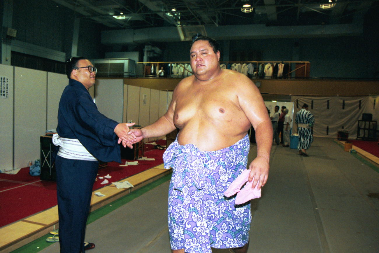 高見盛と握手する曙さん