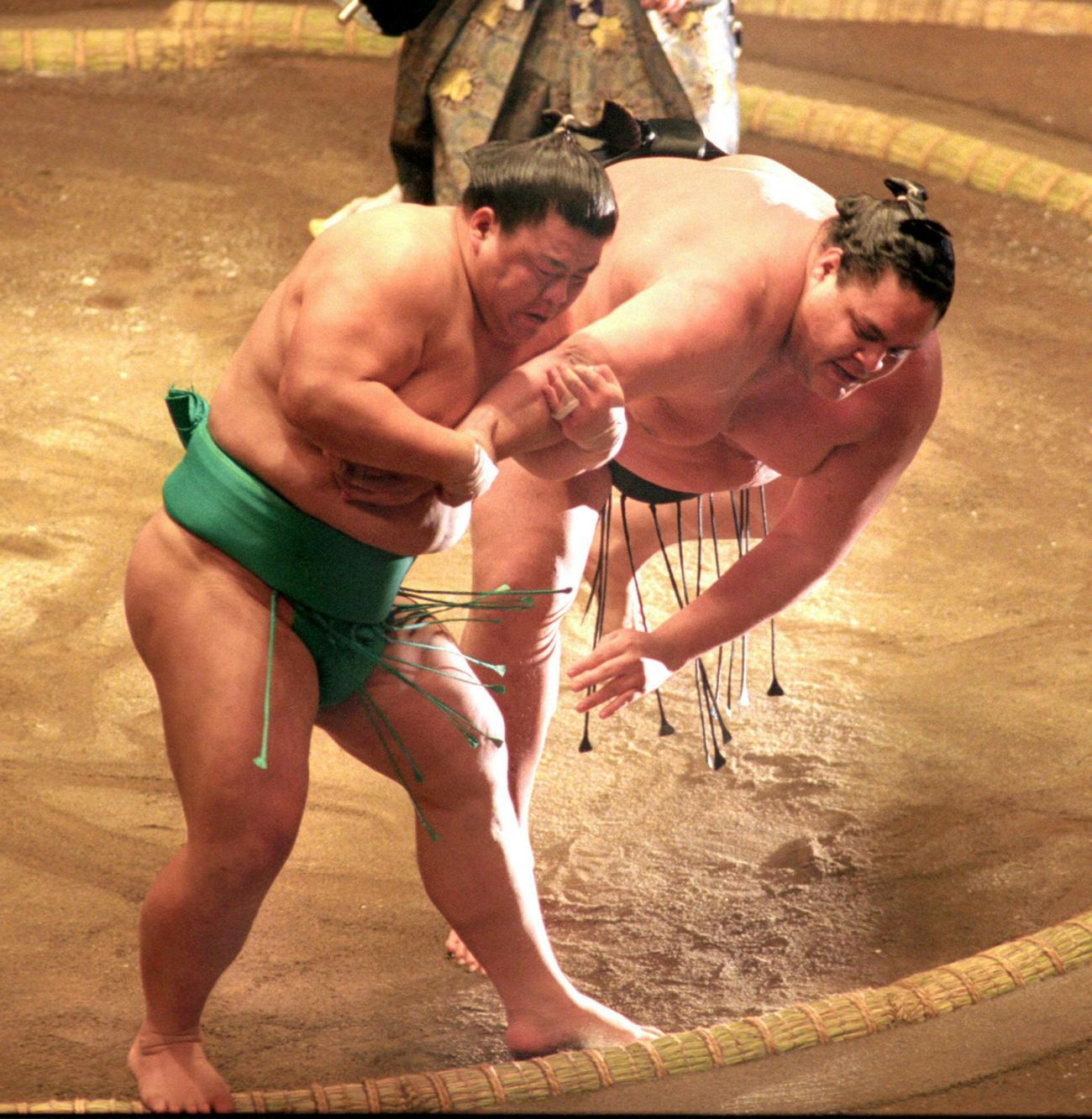 96年1月、大相撲初場所　曙の左腕を手繰り起死回生のとったりで逆転勝ちを収めた貴闘力