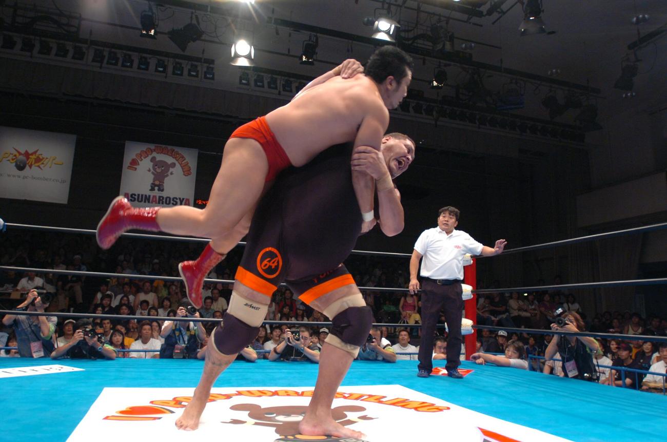 2005年08月21日全日本後楽園大会、雷陣明に必殺技「64」でフォールをとった曙さん