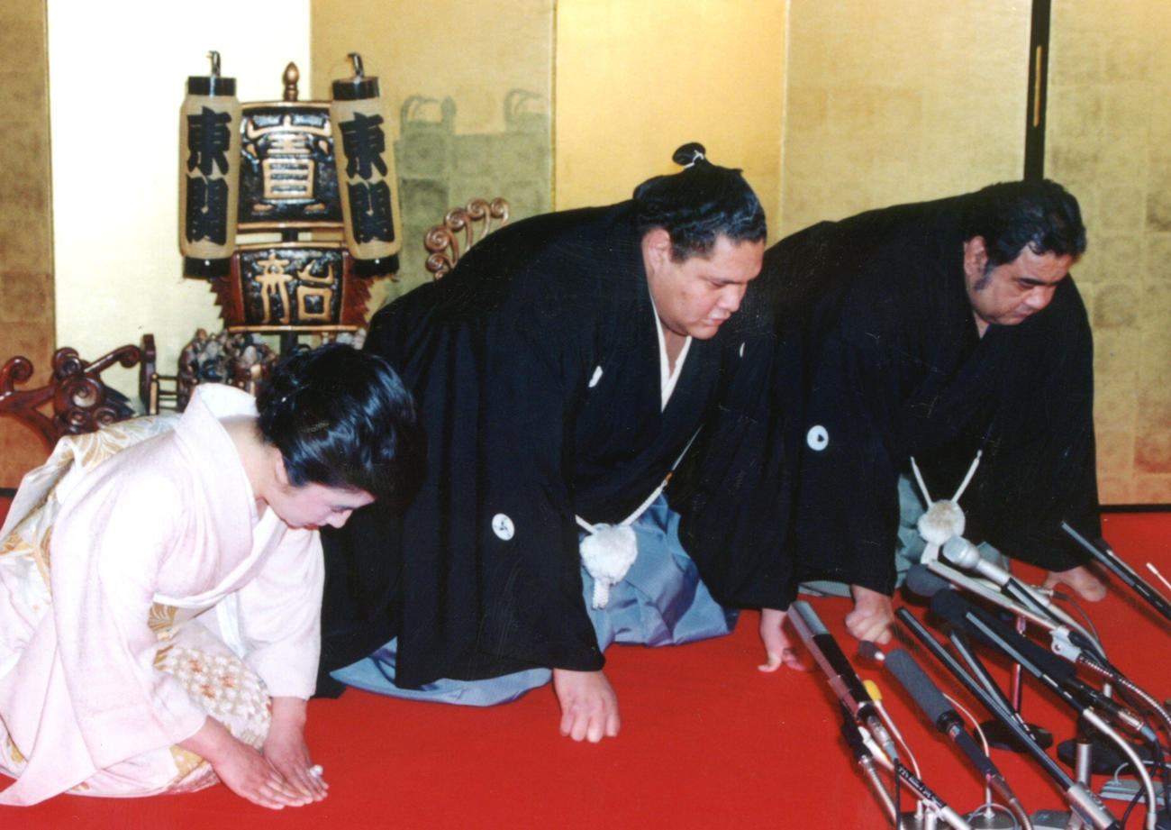 93年1月、曙（中央）は史上初の外国人横綱に推挙され使者を迎える。右は東関親方、左は東関親方夫人の加寿江さん