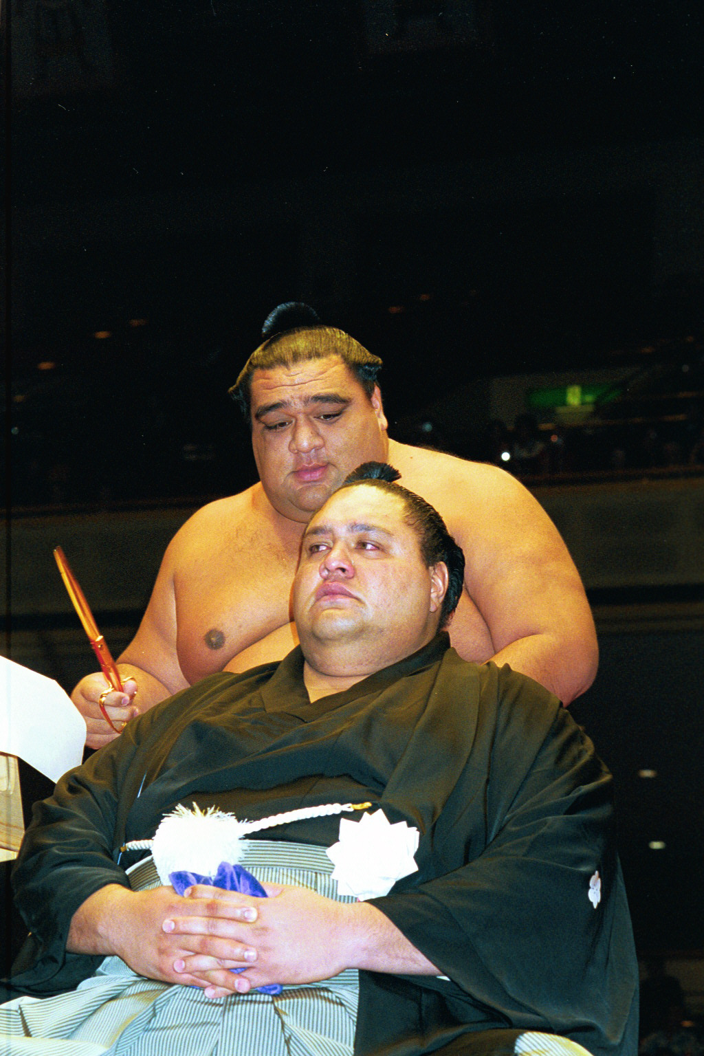 曙引退披露大相撲で曙のまげを切る武蔵丸　　断髪式