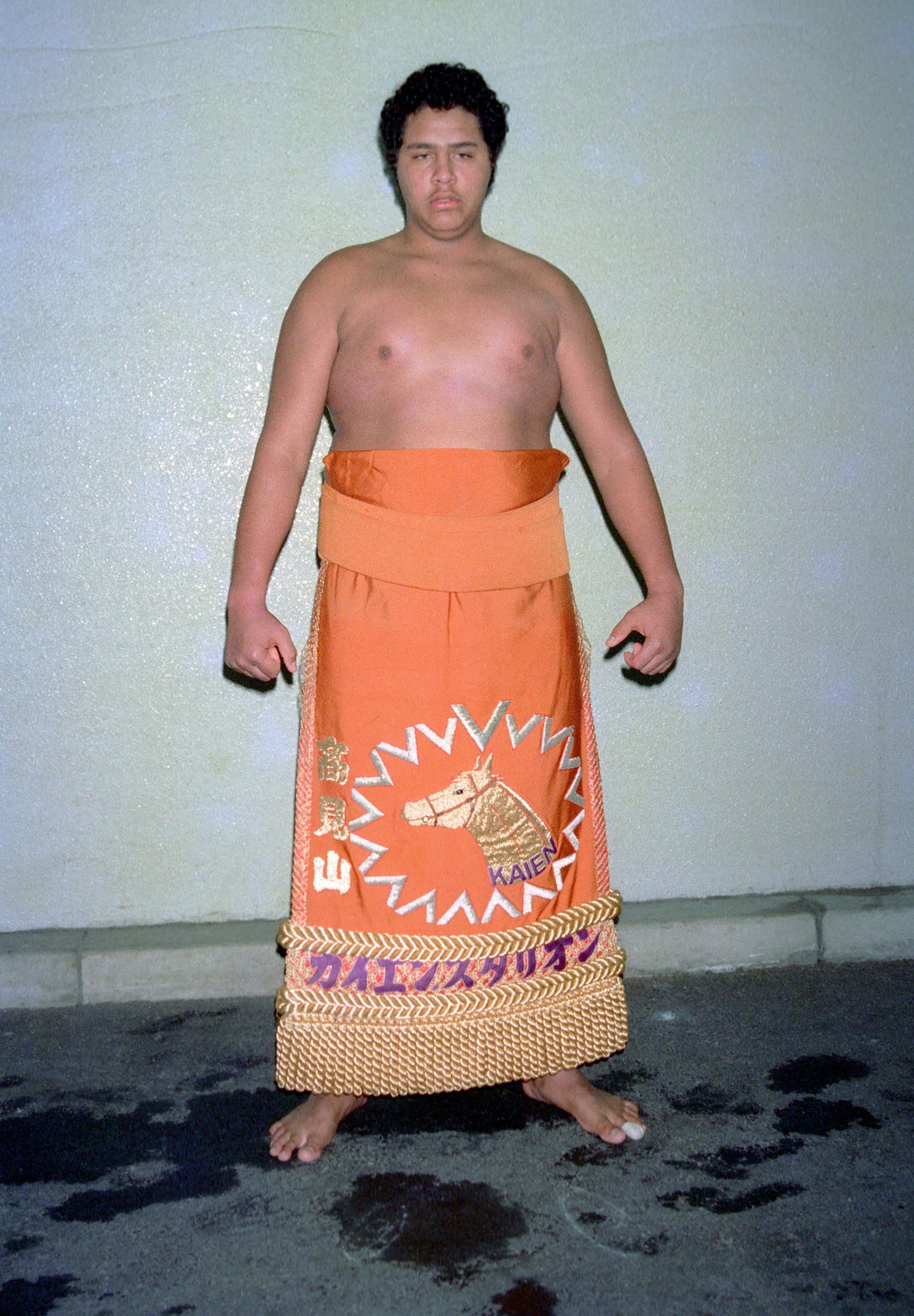 88年3月、東関親方（元関脇高見山）の現役時代の化粧まわしを締め一番出世披露に臨む大海、のちの曙太郎さん（1988年3月17日）