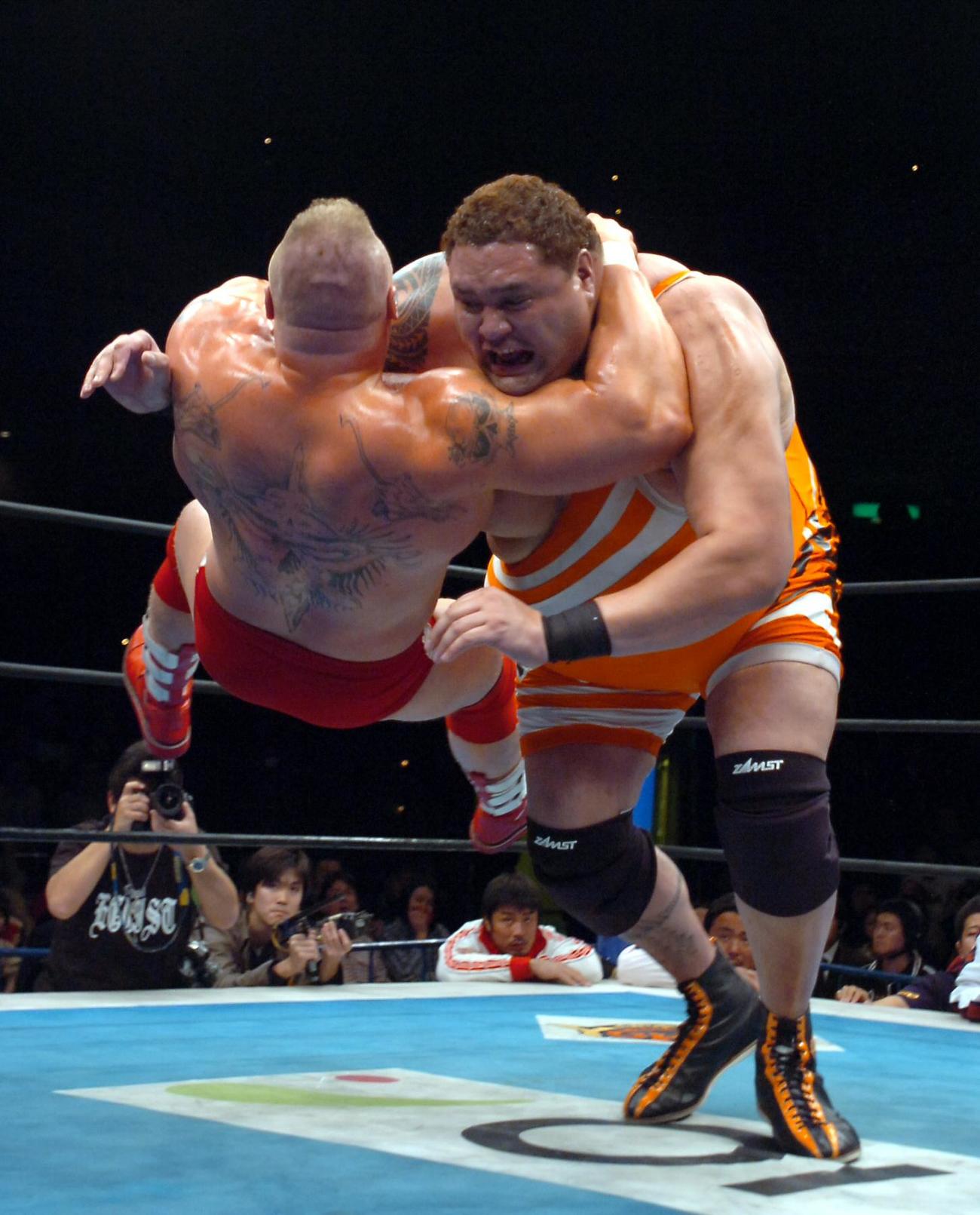 ブロック・レスナーにボノバンバーを決める曙太郎さん（右）（06年3月19日撮影）