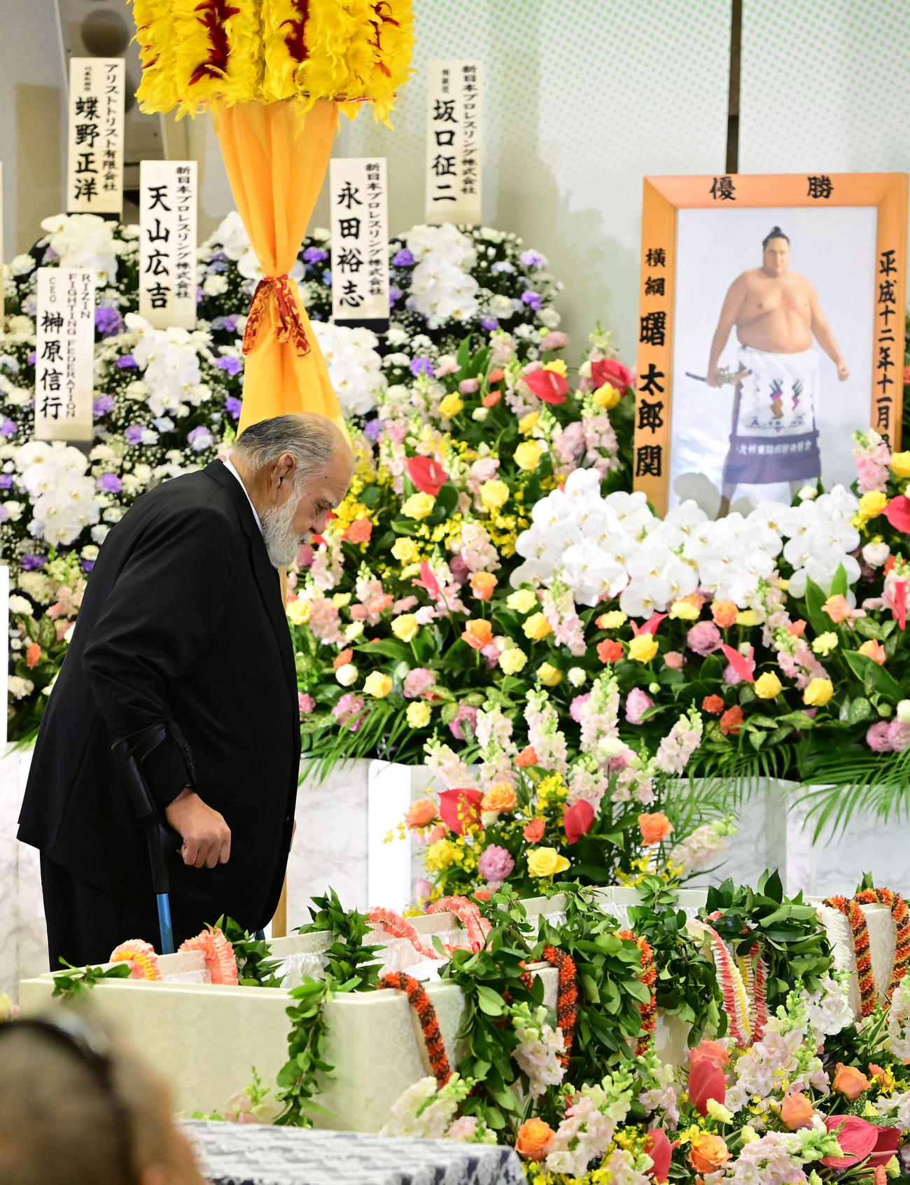 通夜で棺の中の曙太郎さんと対面する高見山大五郎氏（撮影・小沢裕）
