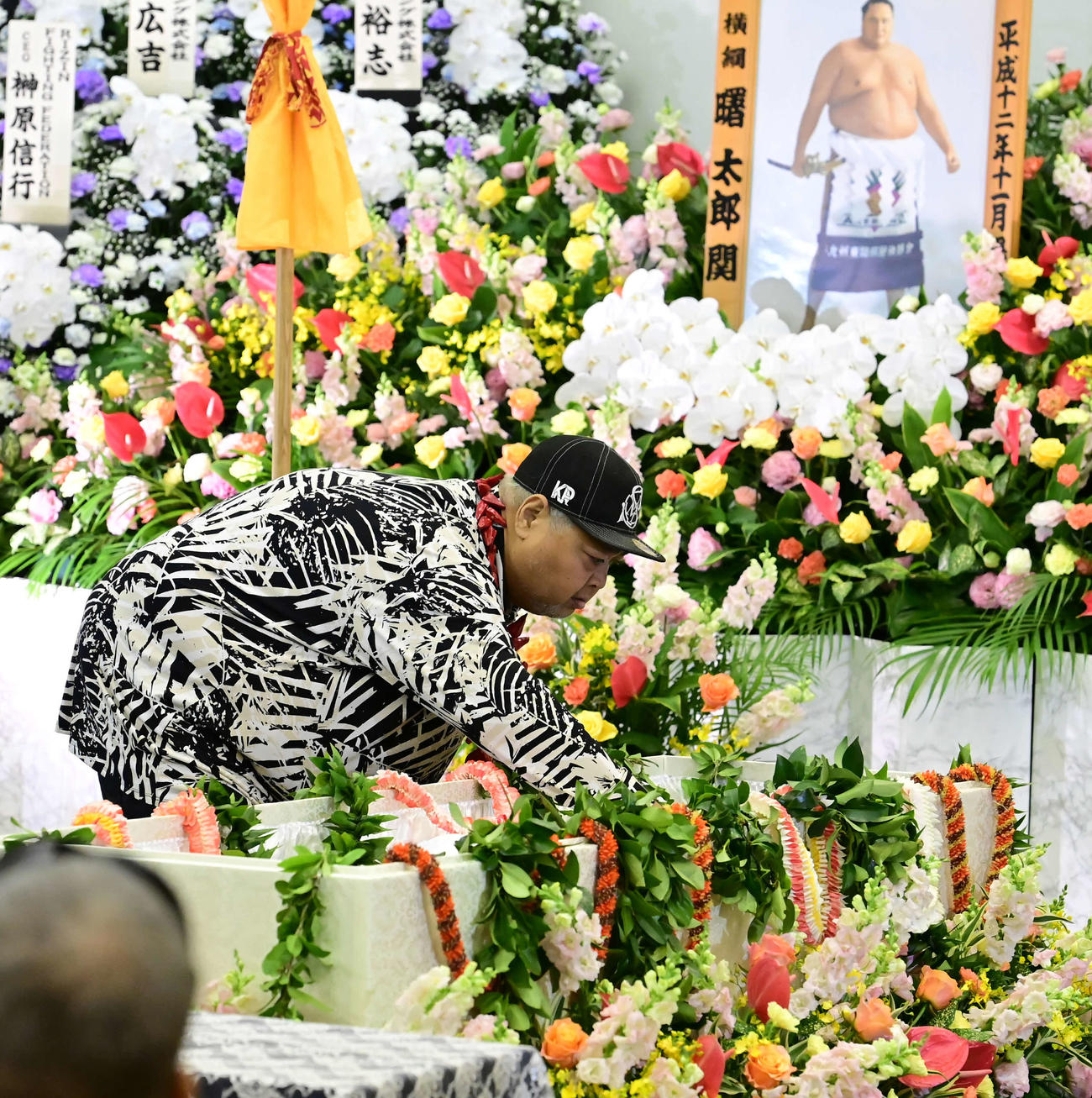 通夜で棺の中の曙太郎さんと対面する小錦八十吉（撮影・小沢裕）