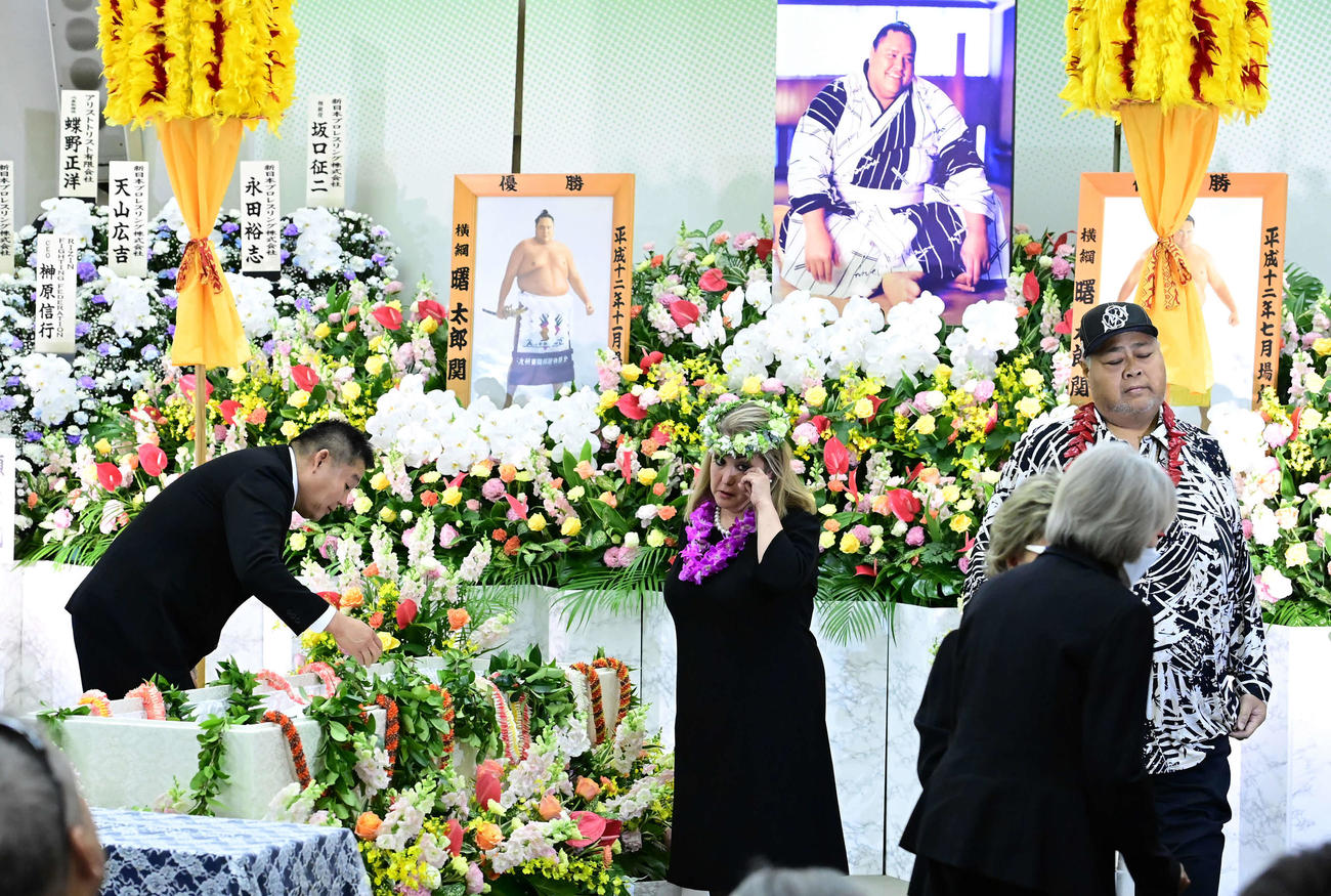 通夜で棺の中の曙太郎さんと対面する花田虎上氏（左）。中央はクリスティーン・麗子夫人、右は小錦八十吉（撮影・小沢裕）