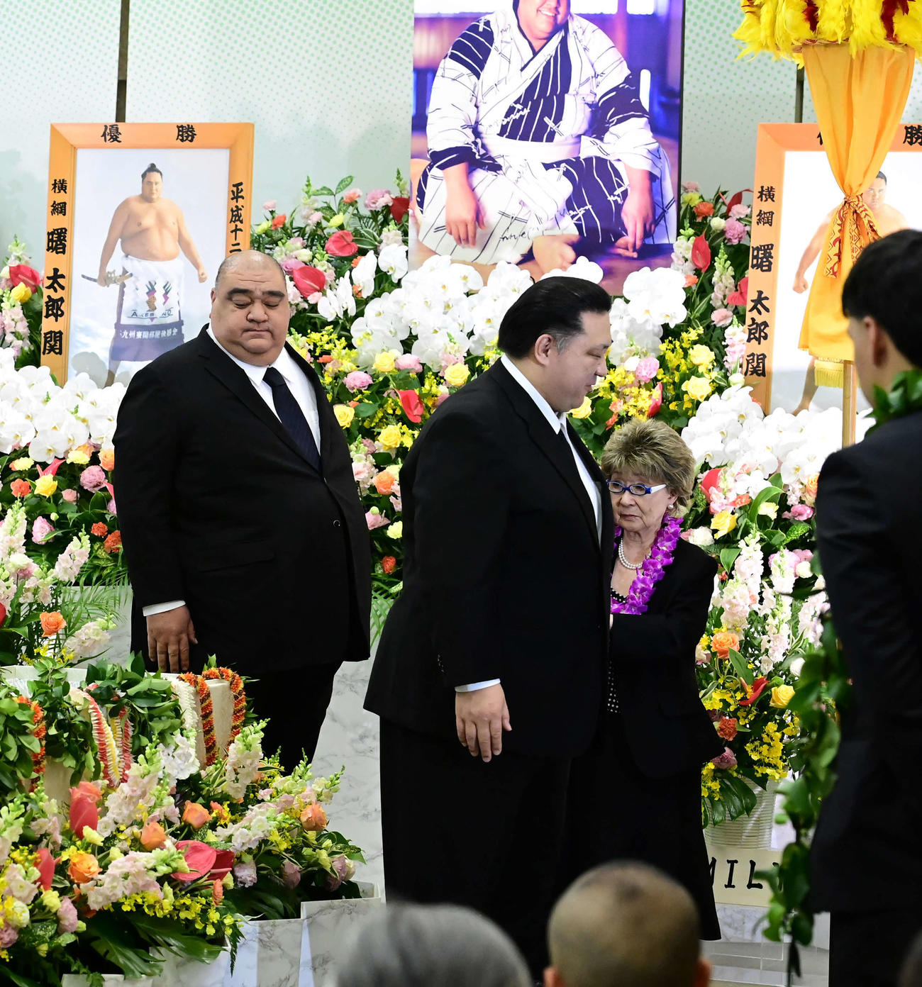 通夜で棺の中の曙太郎さんと対面する武蔵川親方（左）、浅香山親方（撮影・小沢裕）