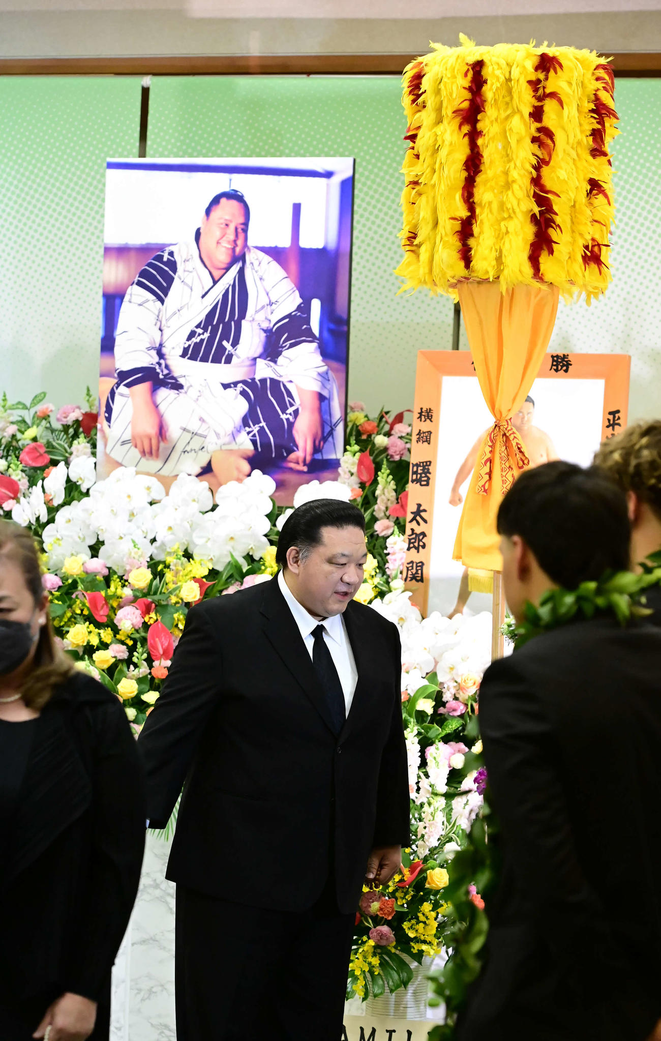 曙太郎さんの通夜に参列する浅香山親方（撮影・小沢裕）