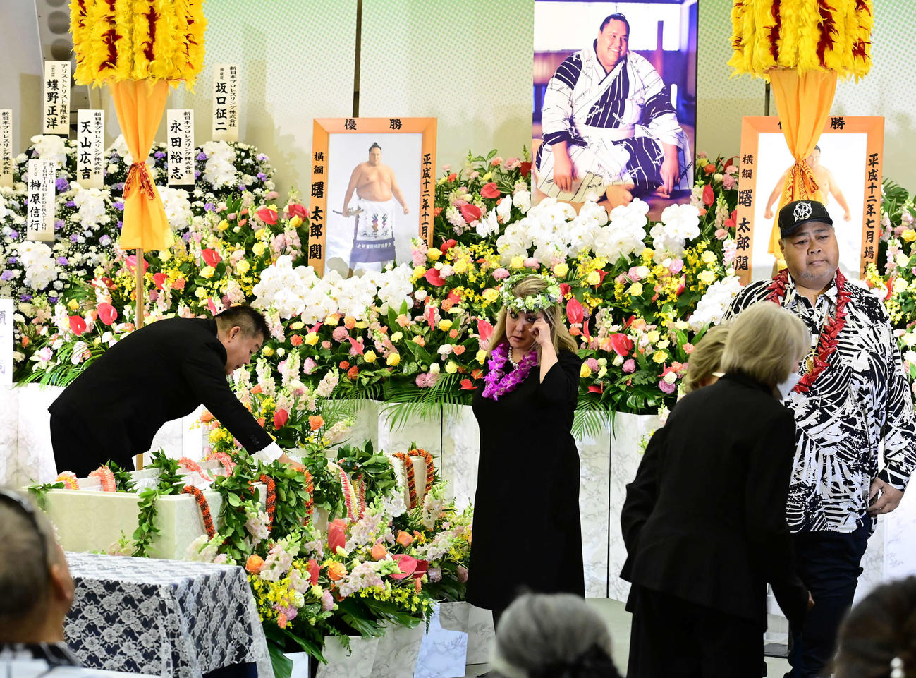 通夜で棺の中の曙太郎さんと対面する花田虎上氏（左）。中央はクリスティーン・麗子夫人、右はKONISHIKI（撮影・小沢裕）