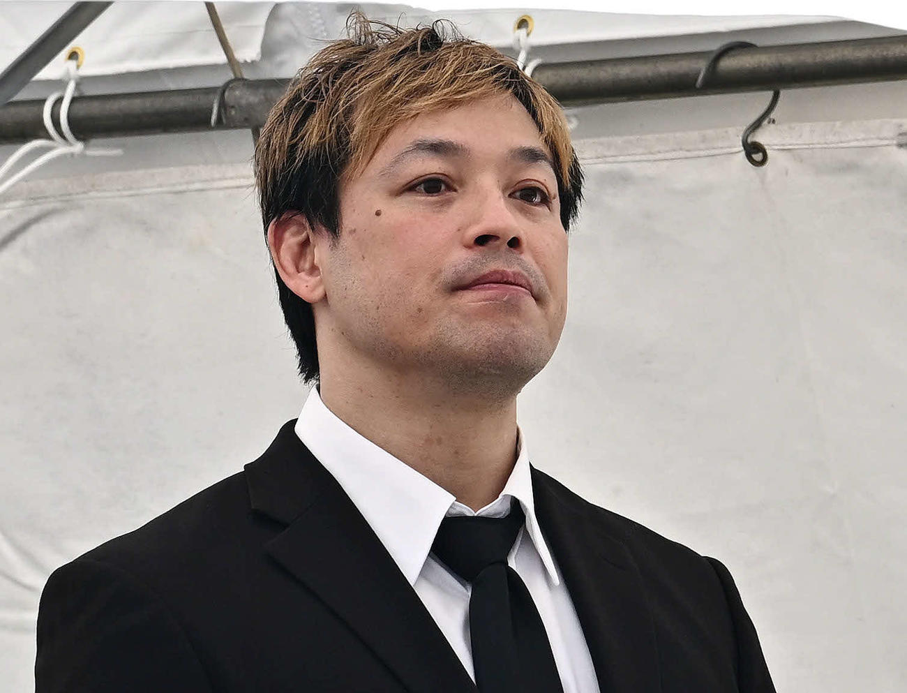 曙さんの葬儀に参列した潮崎（撮影・滝沢徹郎）