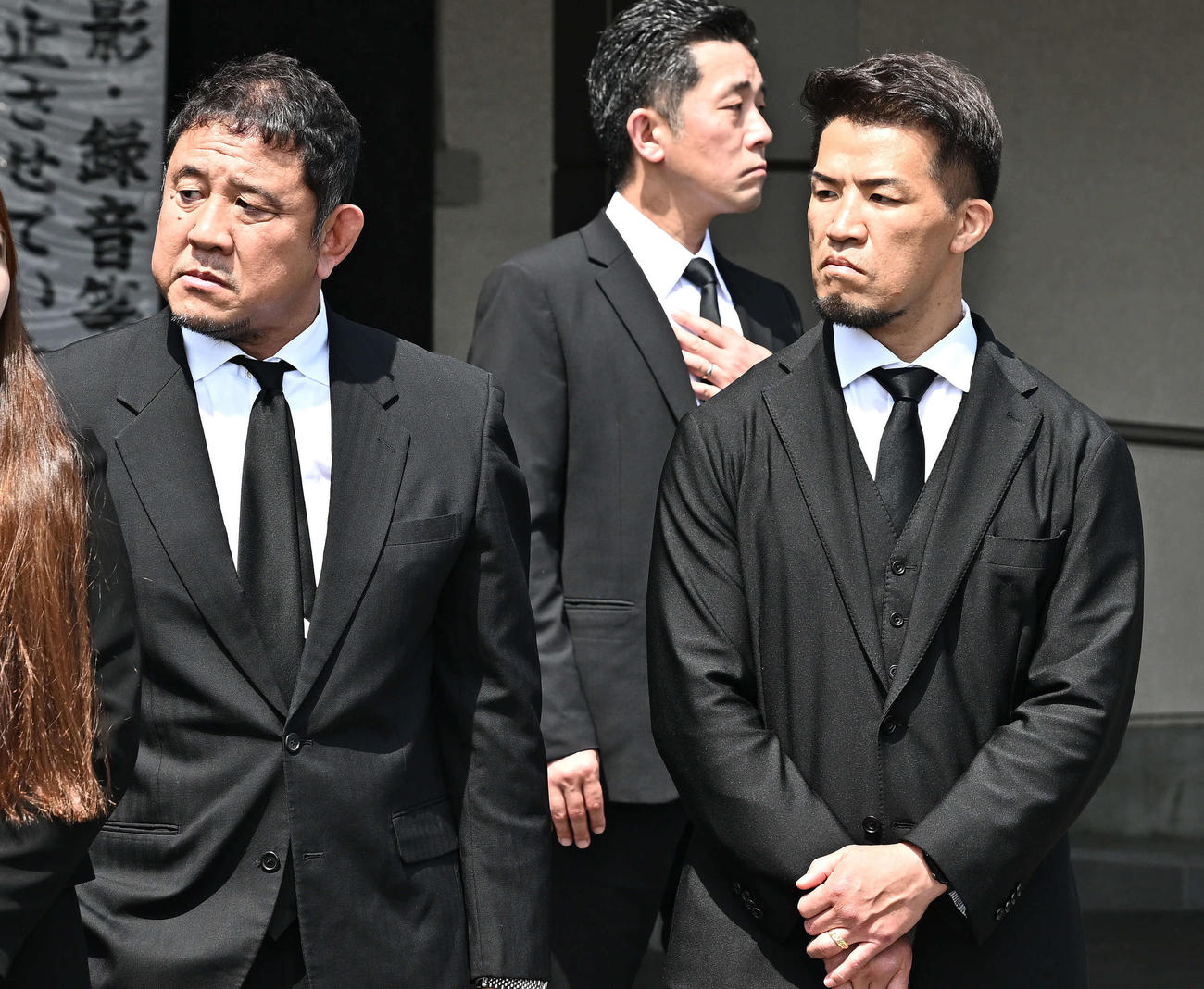 出棺される曙さんを乗せた車を見送る永田（左）とゼウス（撮影・滝沢徹郎）