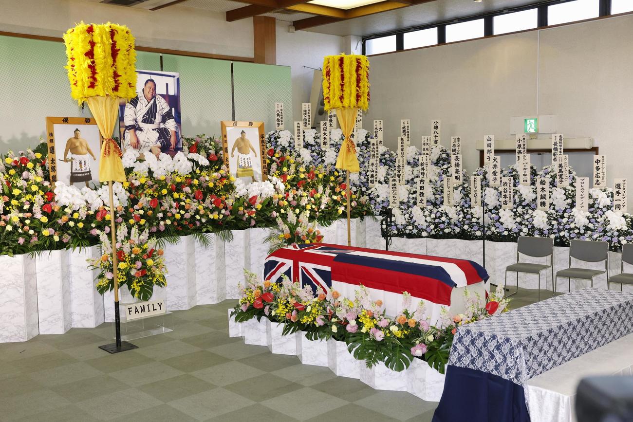 元横綱曙さんの葬儀で祭壇に飾られた遺影と安置されたひつぎ（共同）