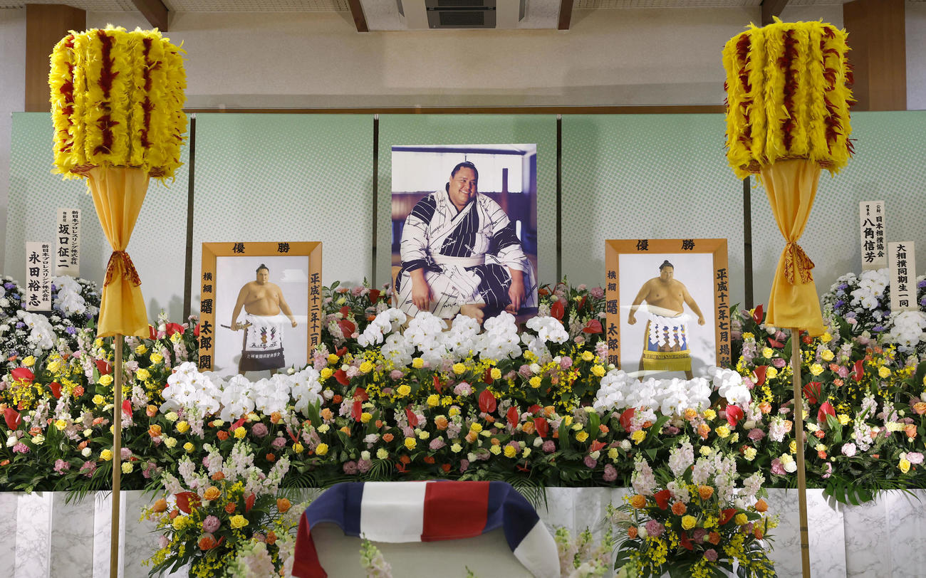 大相撲の元横綱曙さんの葬儀で祭壇に飾られた遺影（共同）