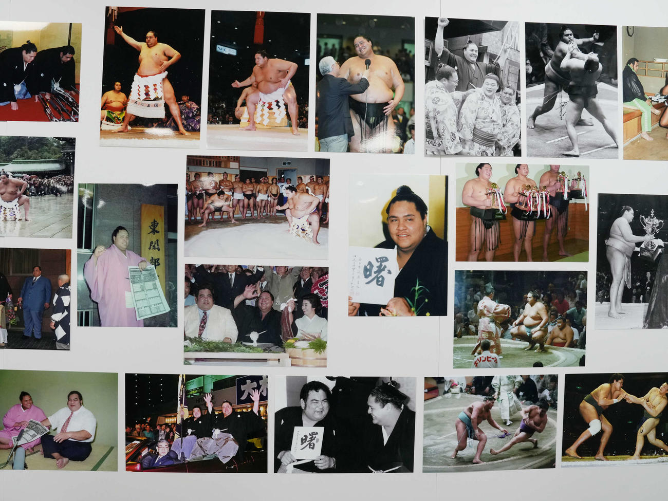 曙太郎さんの通夜が営まれた斎場に飾られた思い出の写真（撮影・小沢裕）