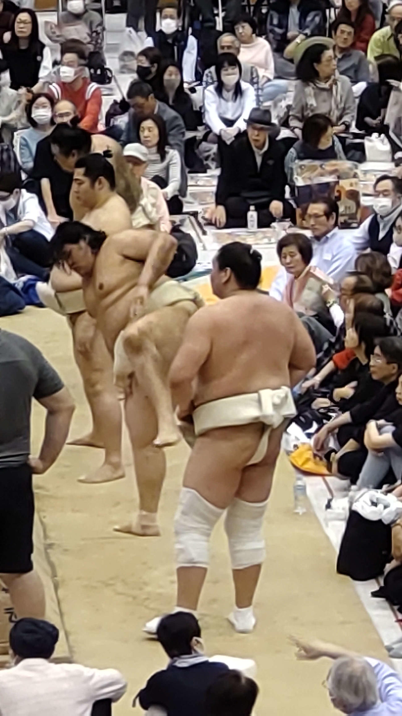 ぶつかり稽古の後、土俵下で大の里に四股の踏み方を指導する照ノ富士