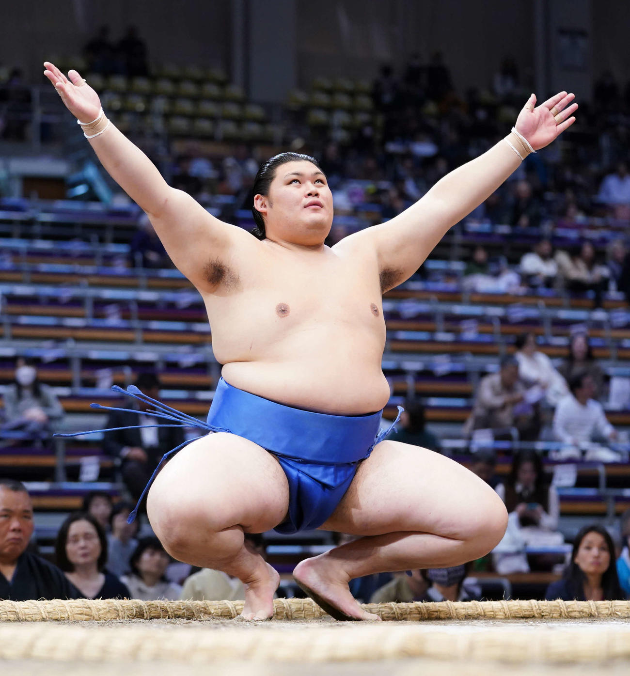 塵手水（ちりちょうず）を切る大の里（23年11月26日撮影）