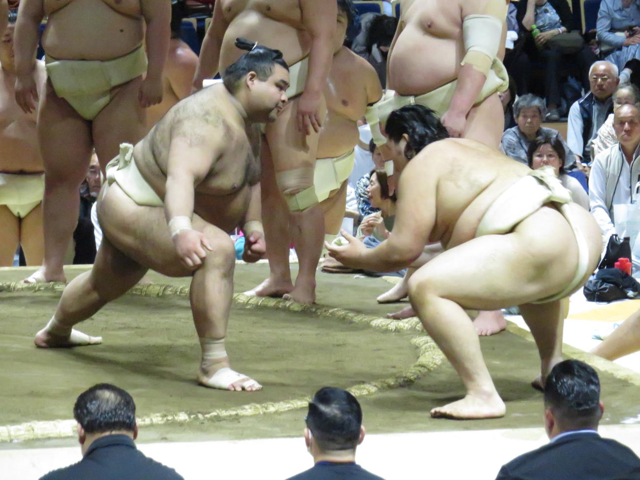 水戸市での巡業のぶつかり稽古で、大の里（手前右）に胸を出した高安（同左）