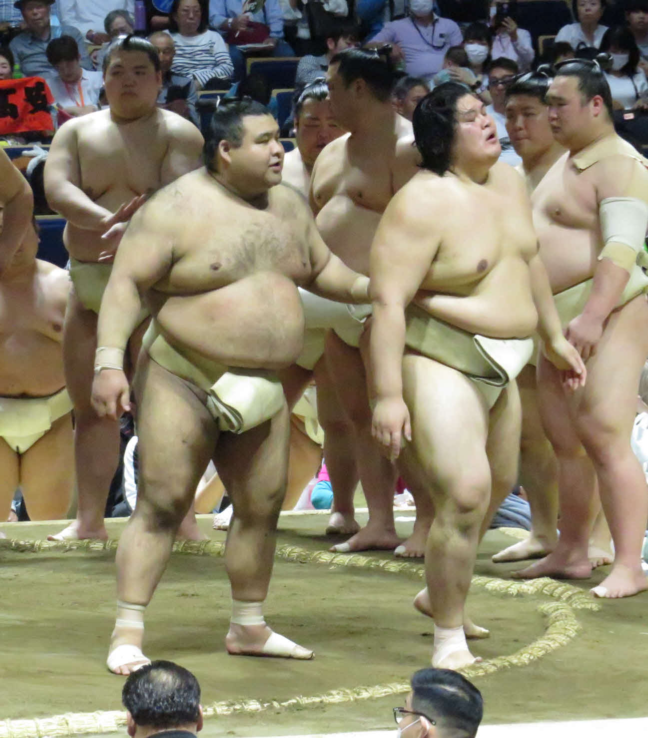 水戸市での巡業のぶつかり稽古で、大の里（手前右）に胸を出した高安（同左）