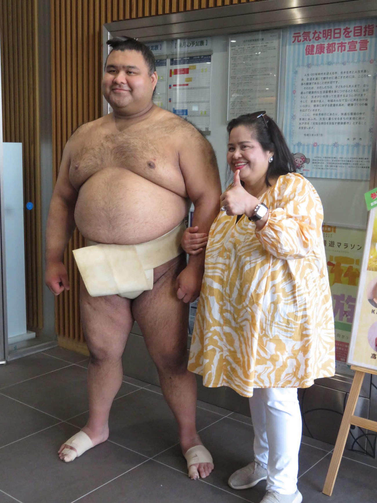 水戸市での巡業に駆けつけた母ビビリタさん（右）と並び、笑顔で記念撮影に納まる高安