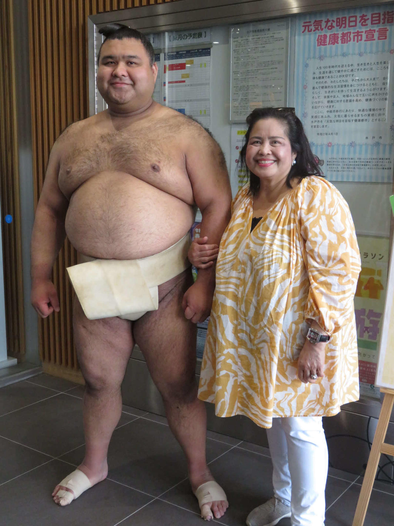 水戸市での巡業に駆けつけた母ビビリタさん（右）と並び、笑顔で記念撮影に納まる高安