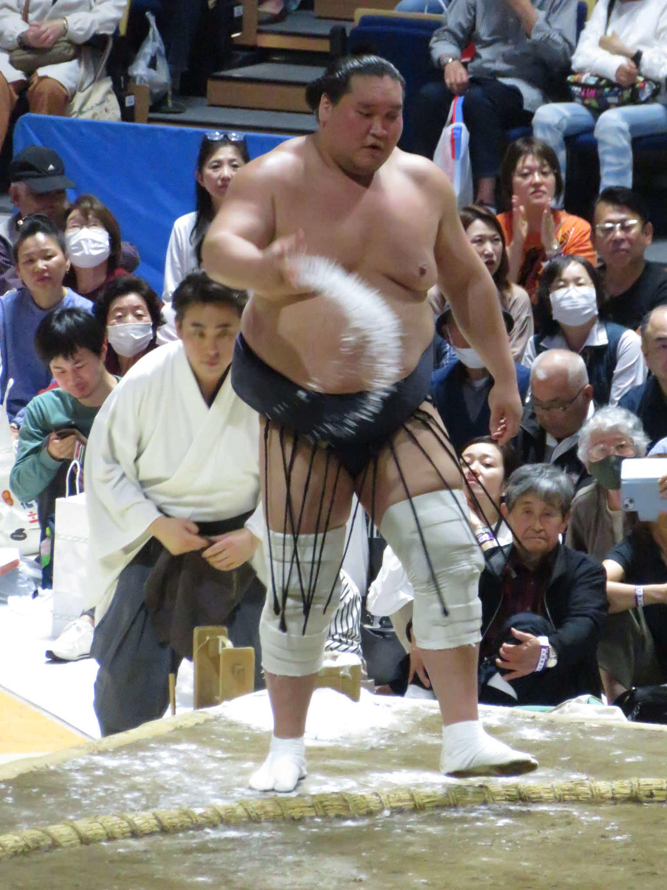 水戸市での巡業から割に入り、塩をまく照ノ富士
