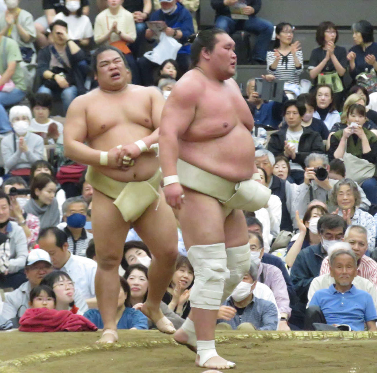 埼玉・所沢市での巡業で、平戸海（左）と相撲を取る稽古を繰り返した照ノ富士