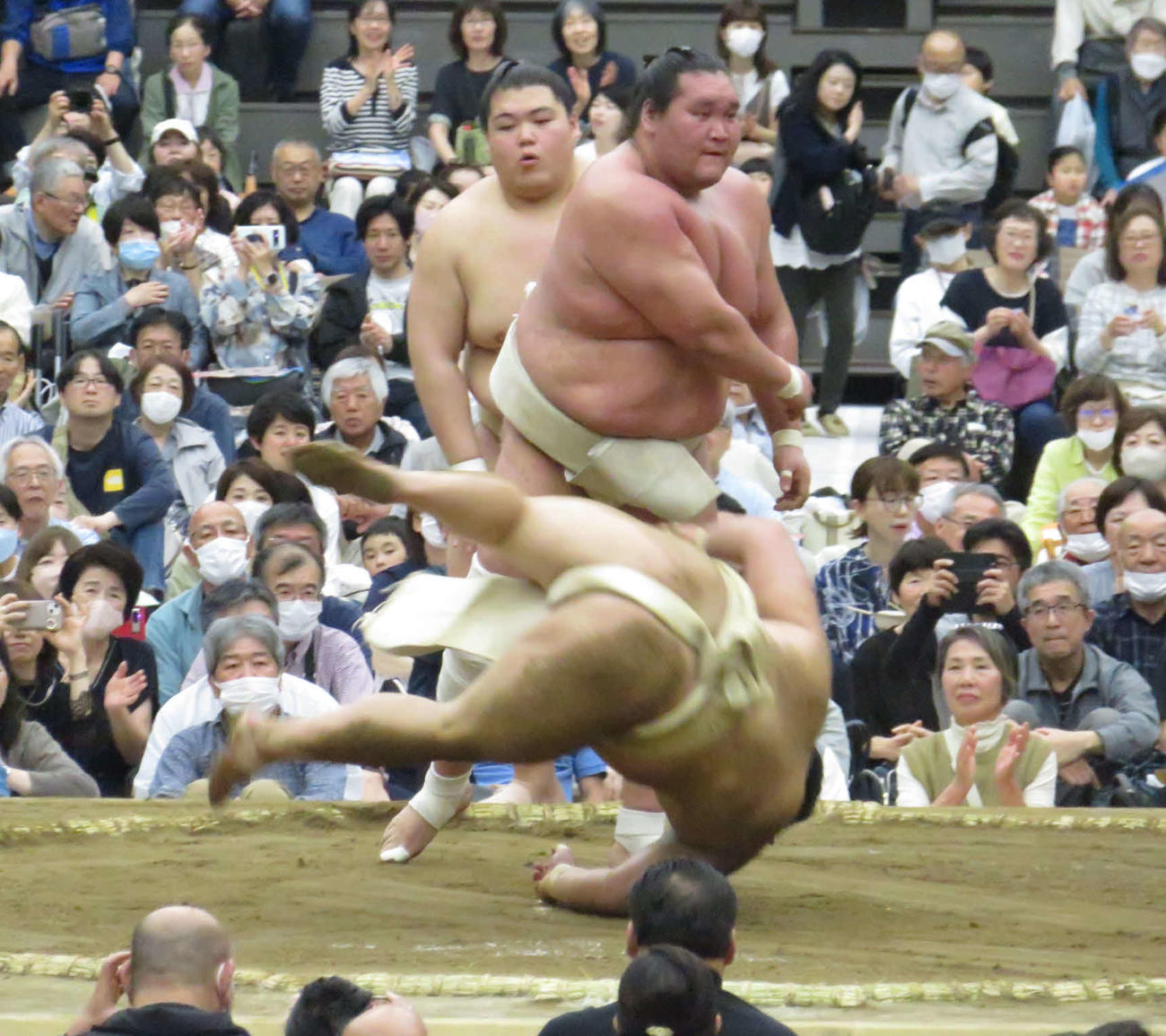 埼玉・所沢市での巡業で、平戸海（手前）にぶつかり稽古で胸を出した照ノ富士（中央）