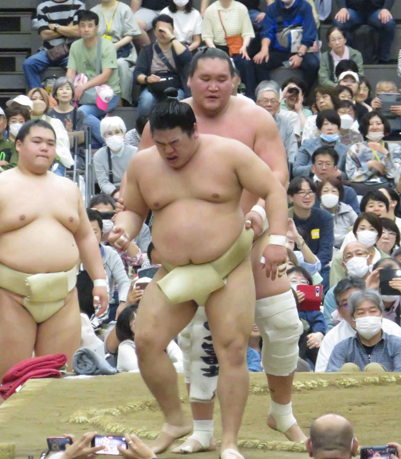 埼玉・所沢市での巡業で、平戸海（手前）と相撲を取る稽古を繰り返した照ノ富士（中央）