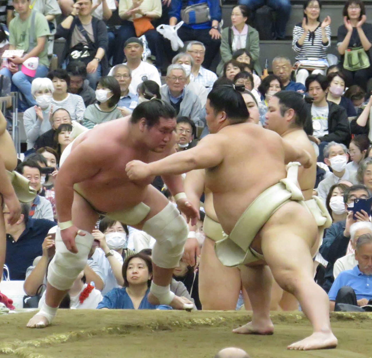 埼玉・所沢市での巡業で、大栄翔（手前右）に胸を借りてぶつかり稽古を繰り返した照ノ富士（同左）