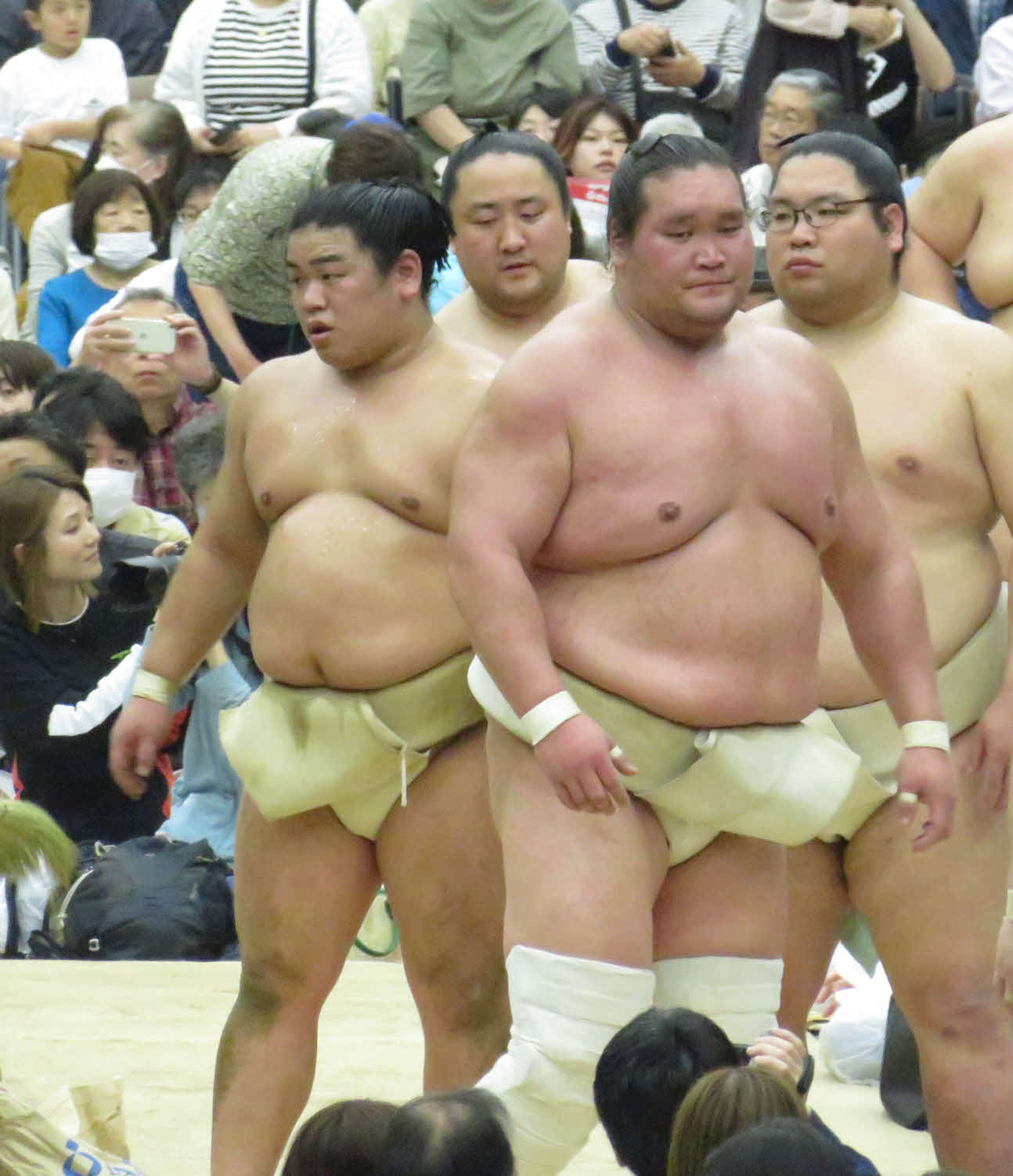 埼玉・所沢市での巡業の朝稽古後、平戸海（左）にアドバイスを送った照ノ富士（手前）