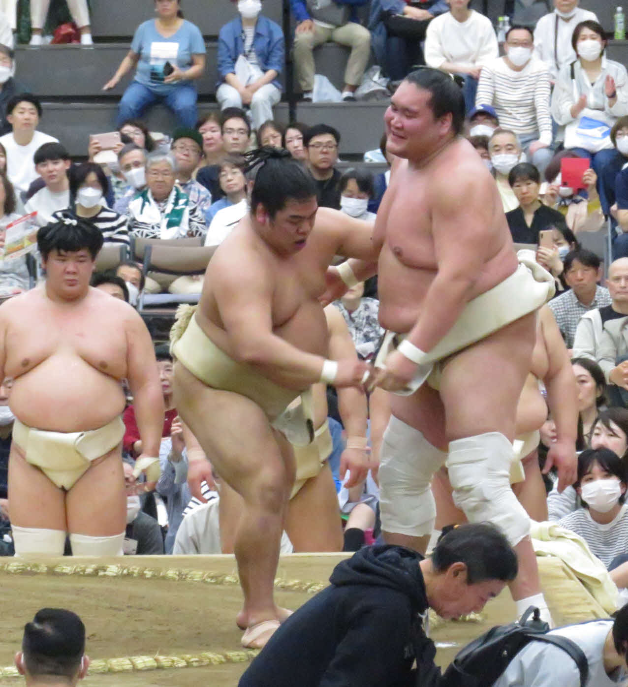 埼玉・所沢市での巡業の朝稽古で、照ノ富士（手前右）を寄り切った平戸海（同左）