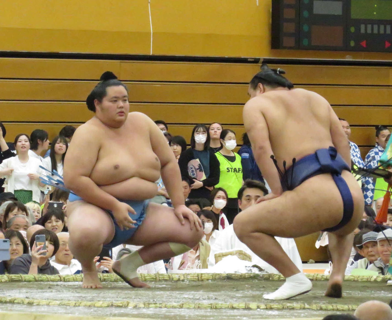 埼玉・深谷市での巡業で、豊昇龍（右）と現在のしこ名で最後の取組に臨んだ琴ノ若