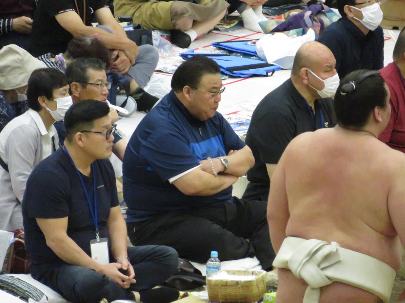 埼玉・深谷市での巡業の朝稽古を見守った境川巡業部長（中央）