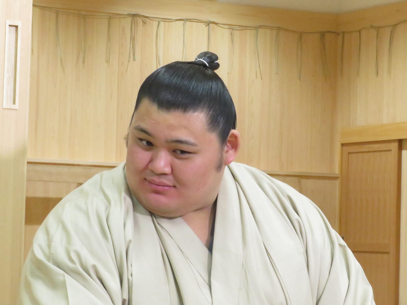 ちょんまげ姿で新三役会見に臨んだ大の里