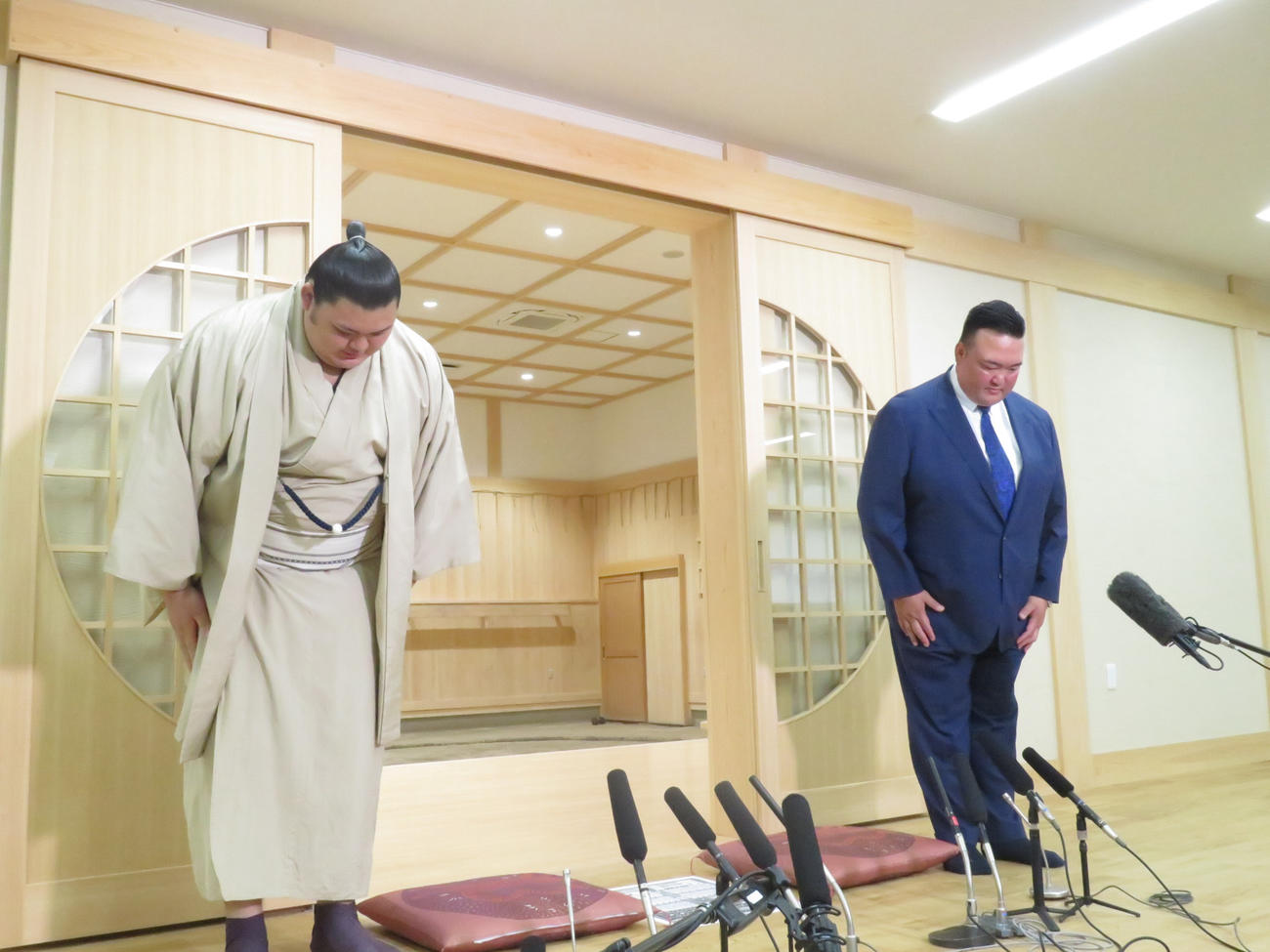 新三役会見の冒頭で、師匠の二所ノ関親方（右）と並んで20歳未満の幕下以下力士との飲酒を謝罪し、頭を下げた大の里