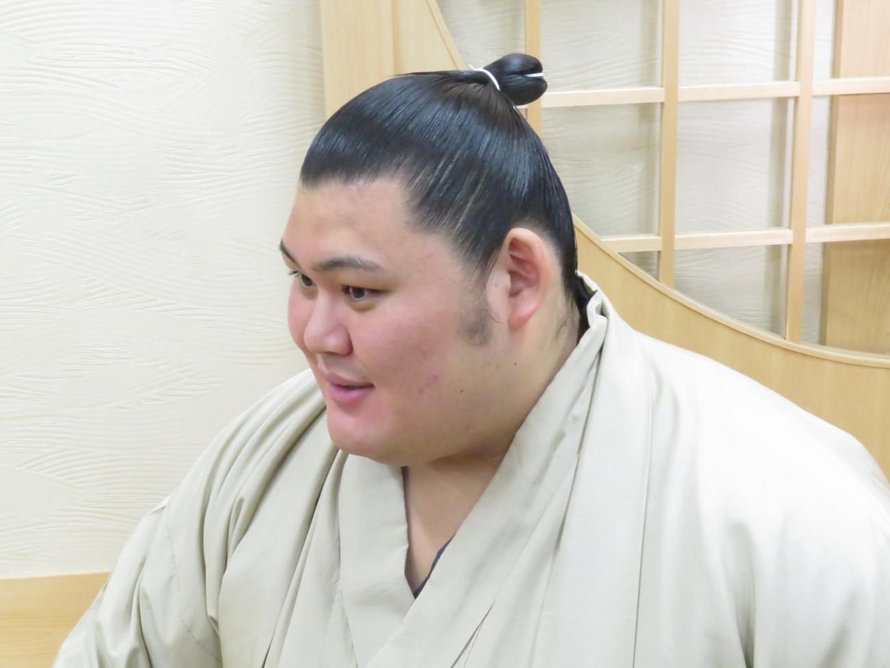 ちょんまげ姿で新三役会見に臨んだ大の里