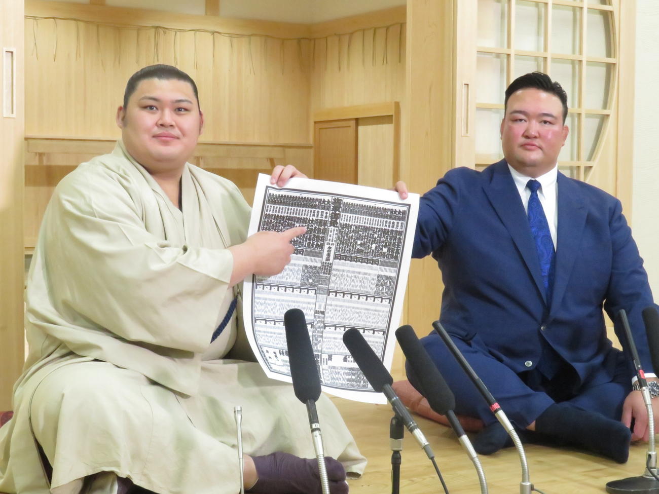 ちょんまげ姿で新三役会見に臨んだ大の里（左）。右は師匠の二所ノ関親方