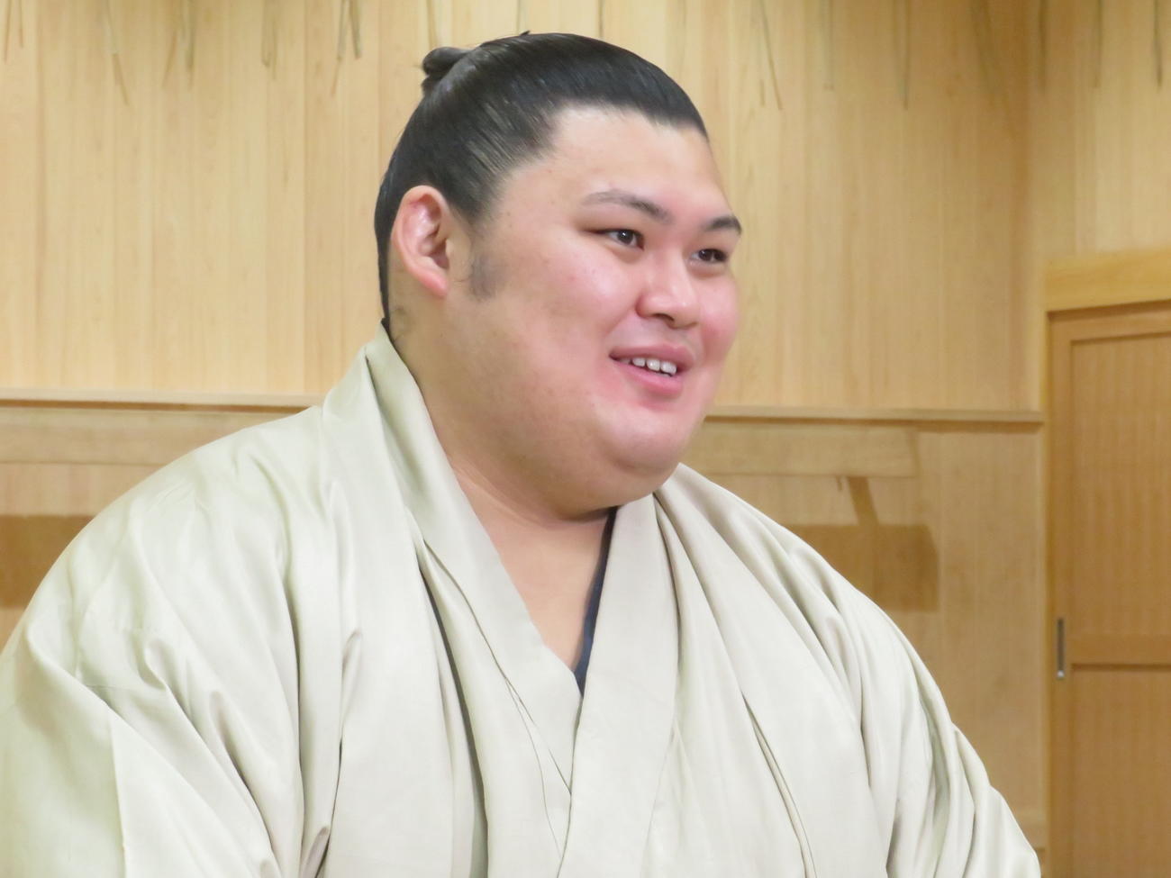 ちょんまげ姿で新三役会見に臨んだ大の里