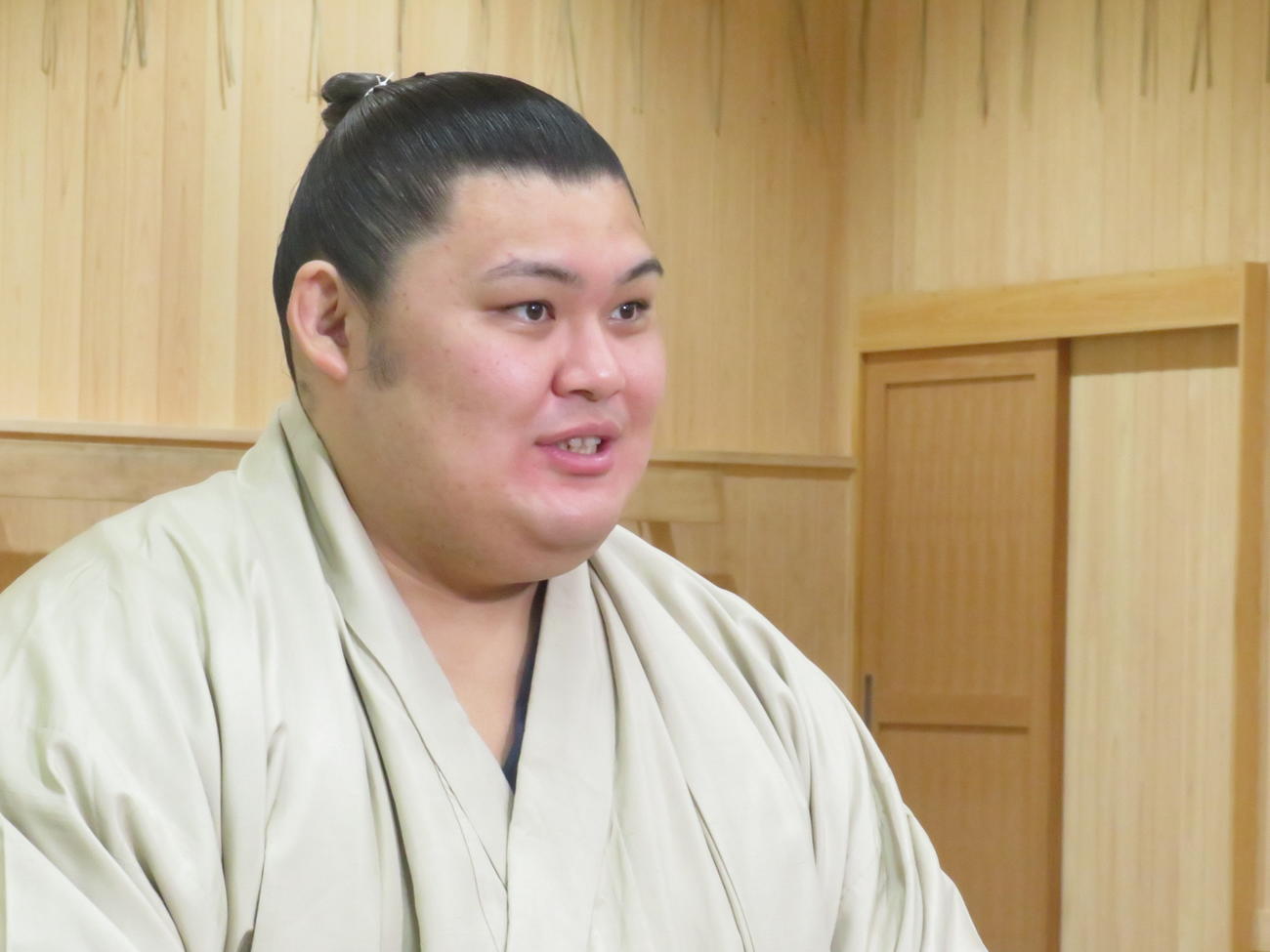 ちょんまげ姿で新三役会見に臨んだ大の里