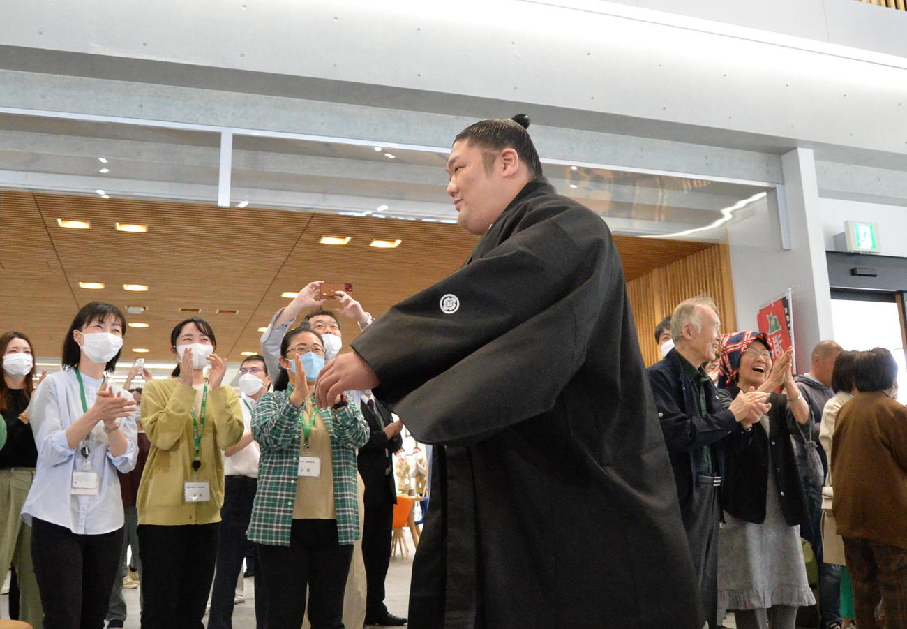 五所川原市民に出迎えられる尊富士（撮影・濱本神威）