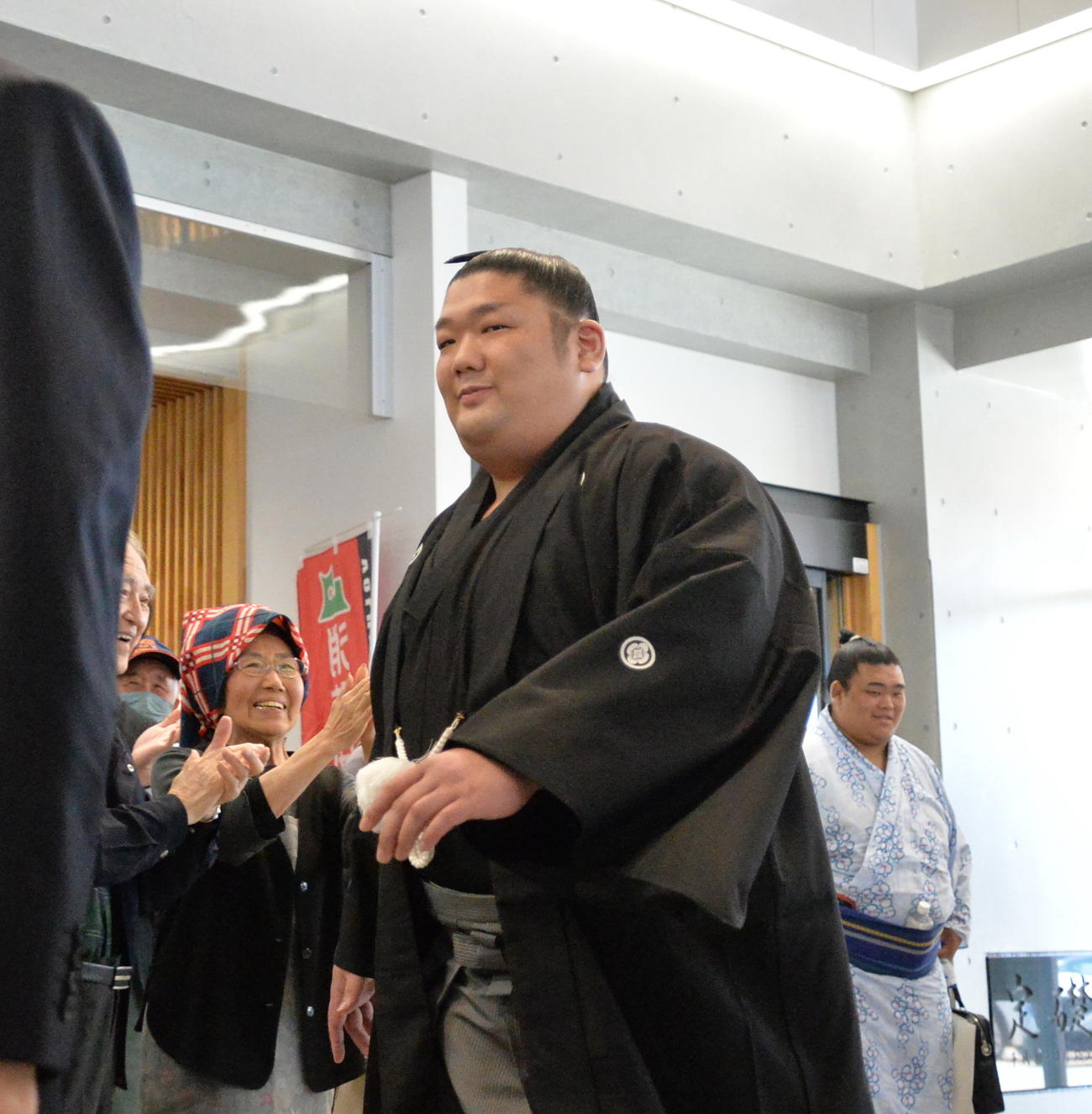 五所川原市民に出迎えられる尊富士（撮影・濱本神威）