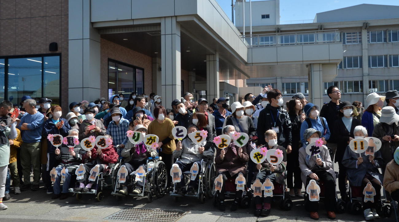 「感動をありがとう　よぐやった!!」と尊富士を応援する金木町民の方々（撮影・濱本神威）